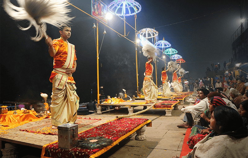 Puja de Varanasi delante del rio Ganges
